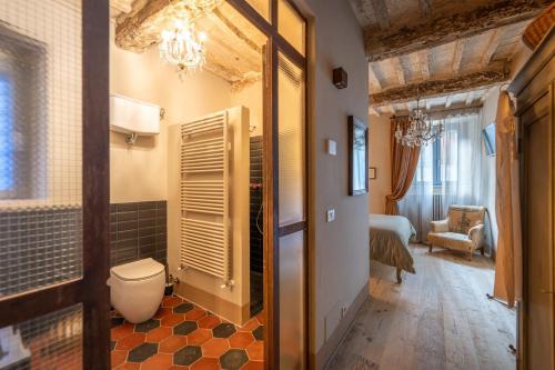 a bathroom with a toilet in a room at L'imbrunire in Campiglia dʼOrcia