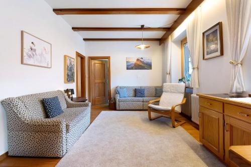 a living room with two chairs and a couch at Appartamento Cesa Wanker in Ortisei