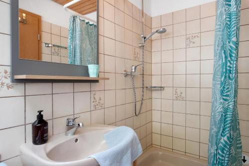 a bathroom with a sink and a shower at Ferienwohnung Glashütte in Sankt Märgen
