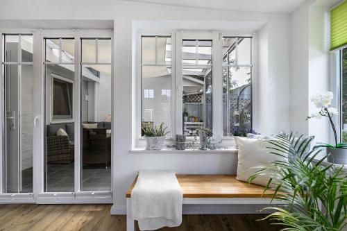 a living room with a bench and windows at Ferienwohnung Butjes in Sollwitt