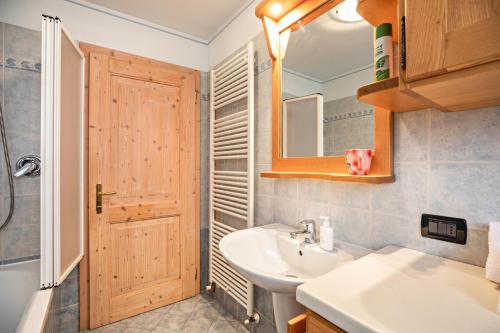 a bathroom with a sink and a mirror at Appartamento Le Coccinelle in Varena