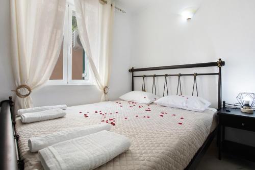 a bedroom with a bed with red roses on it at Villa Drosia in Volímai