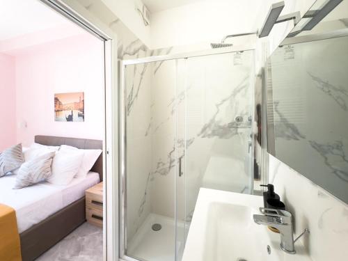 a bathroom with a shower and a sink at Casa Bella Venezia 2 in Mestre