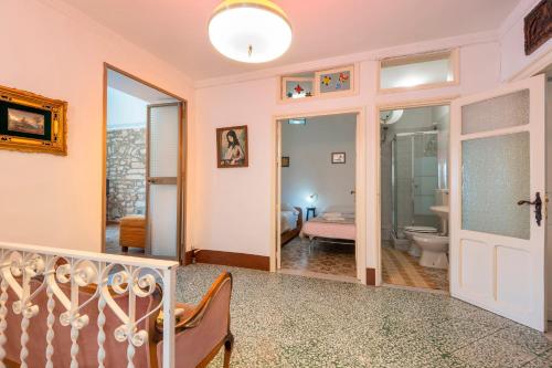 a room with a staircase leading to a bathroom at Il Baglio Antico in Prizzi