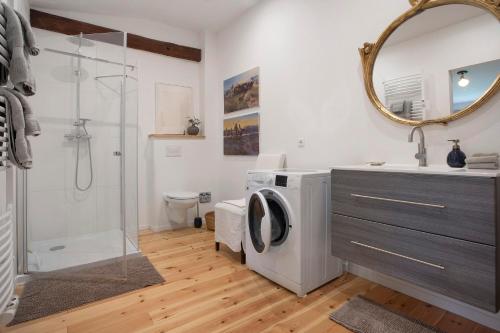 a bathroom with a washing machine and a shower at Taubenkobel in Groß Wokern