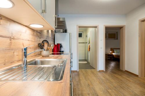 a kitchen with a sink and a refrigerator at Ferienwohnungen Beilerstädtle in Oppenau