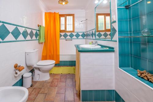 a bathroom with a toilet and a sink at Casa de María in El Palmar