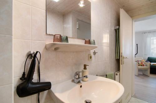 ein Badezimmer mit Waschbecken und Spiegel in der Unterkunft Renner in Daisendorf