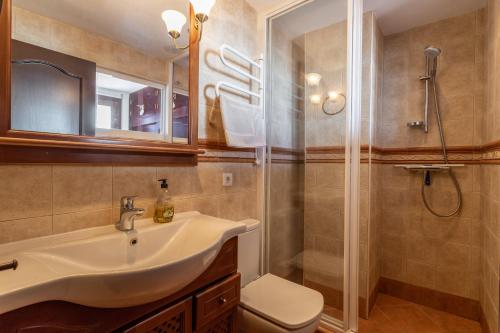 a bathroom with a sink and a shower at Casa Mia in Almuñécar