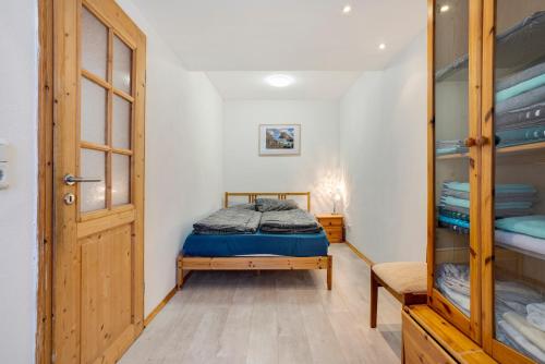 a small bedroom with a bed and a closet at Ferienwohnung Kurzentrum in Bad Lausick