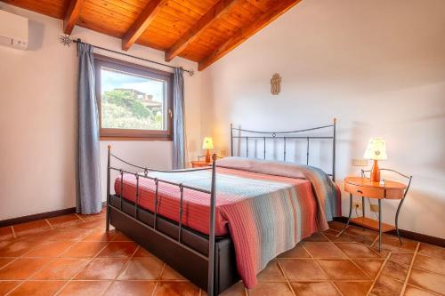 a bedroom with a bed and a window at Villa Sofia in Cuile Pazzoni