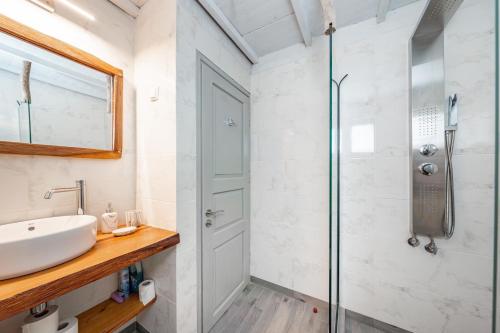a bathroom with a sink and a shower at Casa Di Babis in Gaios