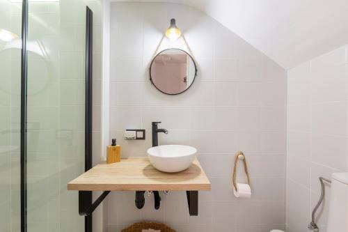 a bathroom with a sink and a mirror at Apartamento Calma Suite in Albox