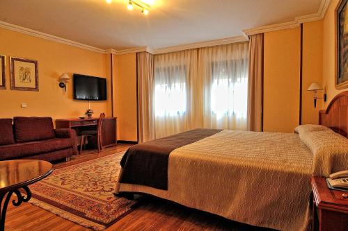 En eller flere senger på et rom på Hotel Alisi