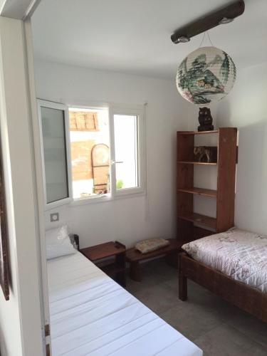 a bedroom with a bed and a window at Villa proche plage pour 3 pers in Vielle-Saint-Girons