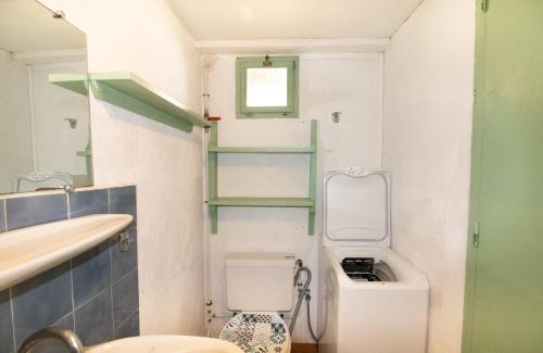 ein Badezimmer mit Toilette und Waschbecken in der Unterkunft Le Sei in Appietto