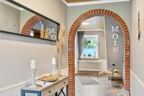 an archway in a living room with a mirror at Dat Jollenhuus in Ihlow