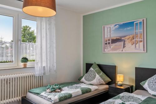 a living room with a couch and two windows at Dat Jollenhuus in Ihlow