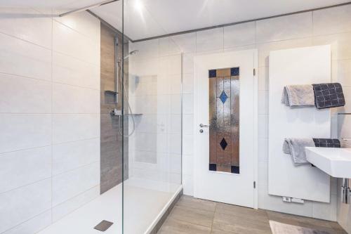 a bathroom with a shower and a sink at Ferienwohnung Zur Henne in Weinbach