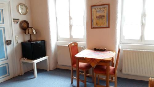 a room with a table and two chairs and a table and window at Ferienwohnung Sternenhof in Breisach am Rhein