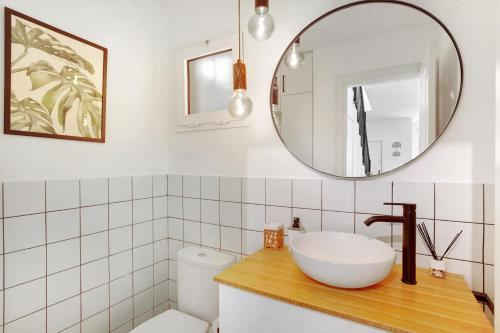 a bathroom with a sink and a mirror at Las Velas 37 in Meloneras