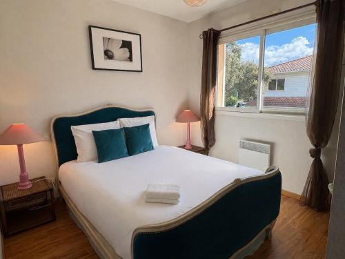 a bedroom with a large bed with a large window at Villa Casa Brisa, pour 6 voyageurs, proche des plages à 8 minutes en vélo in Capbreton