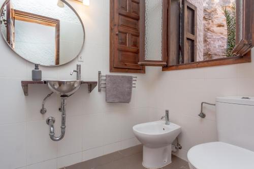 a bathroom with a toilet and a mirror at Vacaciones en Cala Morell in Cala Morell