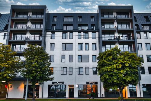 Foto Modern central Riga apartment with balcony, gym access, dedicated parking, kitchen & AC 1
