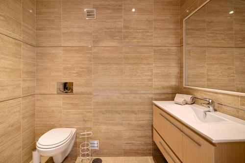 a bathroom with a toilet and a sink at Casa Tulipas in Loulé