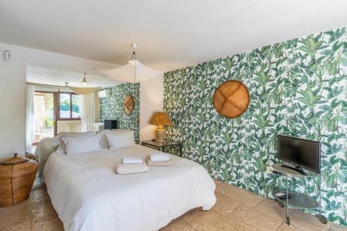 a bedroom with a bed with towels on it at Villa Relax en Benidorm in Salto de Agua