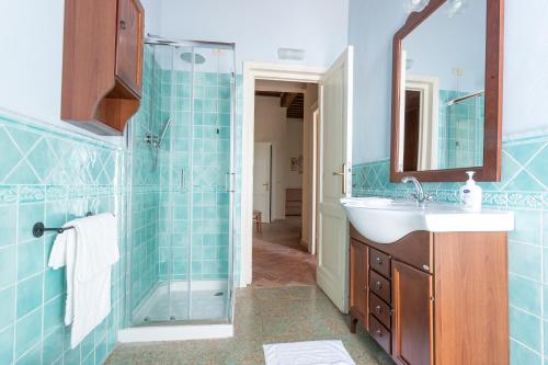 a bathroom with a sink and a shower at Appartamento Giglio in Riotorto