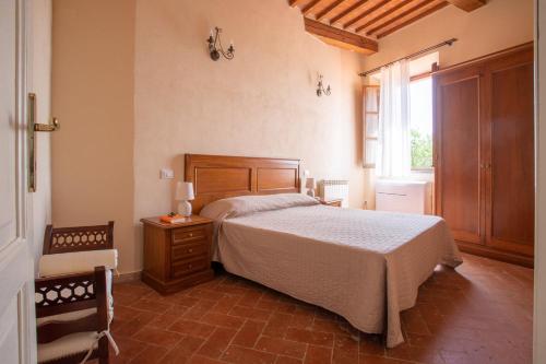 a bedroom with a bed and a window at Appartamento Giglio in Riotorto