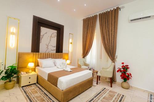 a hotel room with a bed and a table and chairs at Downtown Antique Hotel in Cairo
