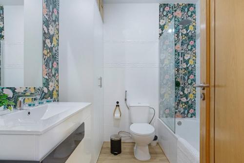 a bathroom with a toilet and a sink and a shower at Apartamento 104 in Caleta De Fuste