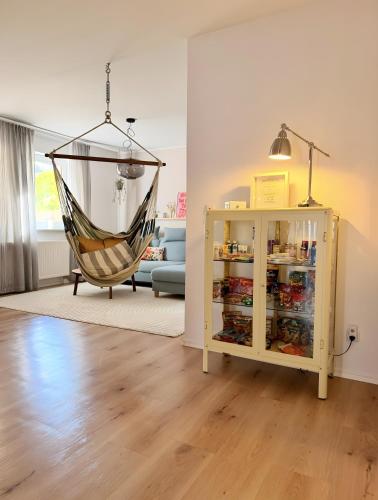 a hammock in a living room with a couch at Lieblingszeit bei Bamberg in Hirschaid