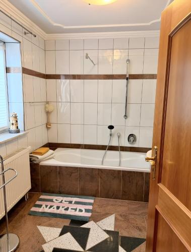 a bathroom with a bath tub in a room at Lieblingszeit bei Bamberg in Hirschaid
