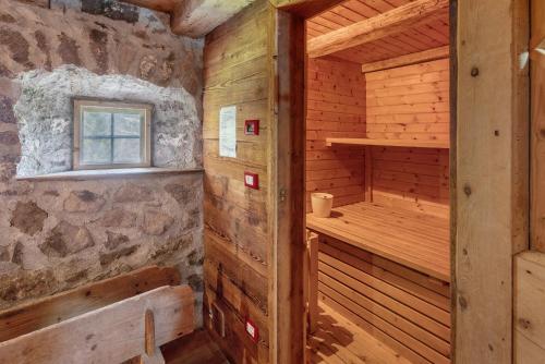 a sauna in a wooden cabin with a window at Chalet El Deroch - Bellamonte in Bellamonte