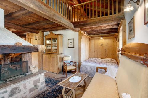 a bedroom with a fireplace and a bed in a room at Chalet El Deroch - Bellamonte in Bellamonte