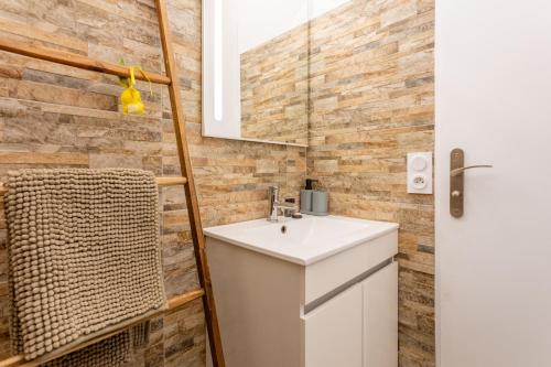 a bathroom with a sink and a mirror at Azur et Lavande proche plage in Fréjus