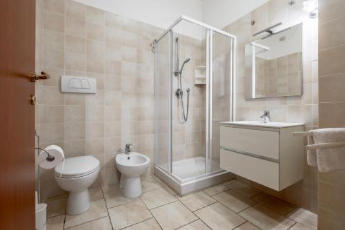 a bathroom with a toilet and a shower and a sink at Agriturismo Col Moschin in Grosseto