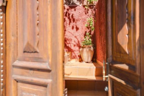 a vase with a plant sitting on a shelf at Casa Rural Serafín in Tejeda