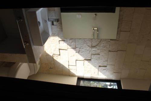 an overhead view of a bathroom with a toilet at Villa Marines Cuernavaca in Cuernavaca