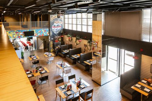 an overhead view of the lobby of a restaurant at APS - Alpha Stay By Anora Spaces in Barueri