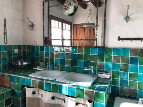 a bathroom with two sinks and a mirror at Maison à la campagne in Paley