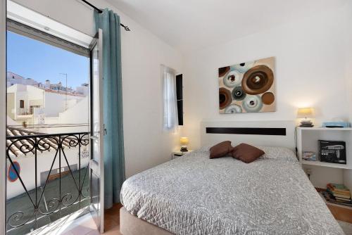 a bedroom with a bed and a balcony at Mdc - Muralhas da Cidade in Lagos
