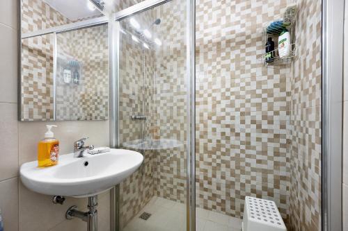 a bathroom with a sink and a shower at Mdc - Muralhas da Cidade in Lagos
