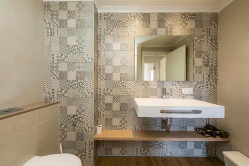 a bathroom with a sink and a mirror at Apartament Massanet 2b in Canyamel