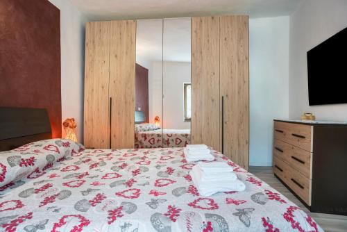 a bedroom with a bed with towels on it at La vecia casa apartament in Denno
