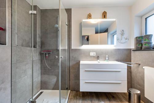 a bathroom with a sink and a shower at Ferienwohnung Am Weissgerber in Münsingen