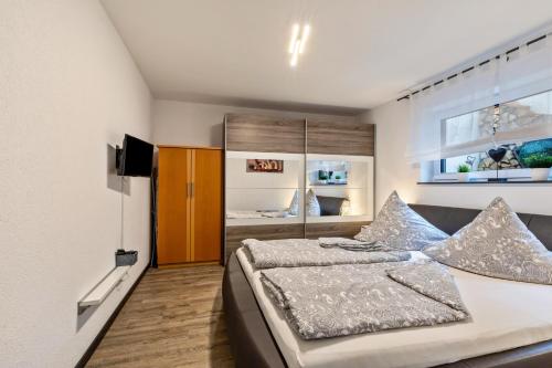 a bedroom with a bed and a television in it at Ferienwohnung Am Weissgerber in Münsingen